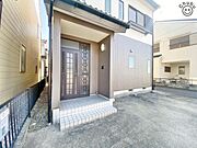 雨の日に安心な屋根付きの玄関ポーチ　上質感漂う玄関へのアプローチ。流行に左右されず、将来にわたって価値が継続する「上質」な佇まい。暮らしを豊かにしてくれる住空間を実現しております！