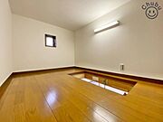日用品などの収納に便利です。生活空間の整理整頓を保つことができ、掃除機や買いだめの日用品、防災用品、季節物など収納できます。