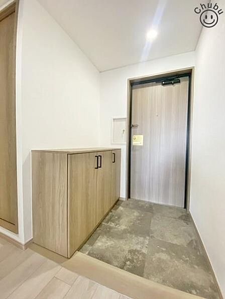 明るくて清潔感溢れる玄関!家族の靴もしっかり収納できるシューズボックスがついています!これなら散らかりがちな玄関もスッキリと片付き、訪れる人を気持ちよく迎えてくれます!