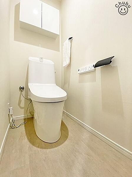 スタンダードな手洗いタンク一体型トイレ！いつも清潔にお使いいただけるよう温水洗浄暖房便座付きのため、快適な毎日を送ることができます！