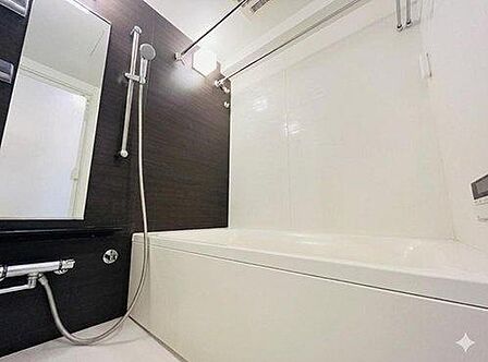 ゆったりと一日の疲れを癒してくれるバスルーム。雨の日の衣類乾燥に便利な浴室乾燥機など、設備も充実しています。