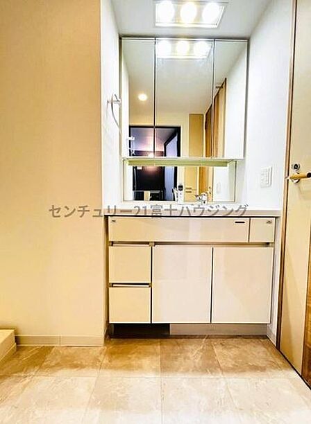 三面鏡付きの明るい洗面台です!