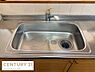 キッチン：シンプルなデザインのキッチンシンクです。ワイドなシンクは大きな調理器具も扱いやすいです。水栓も使いやすい位置に配置されています。清潔感のあるステンレス仕様が特徴です。