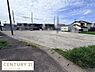 外観：広々とした現地土地写真です。整地されており様々な用途に活用いただけます。前面道路もゆったりとした印象です。周囲には住宅が立ち並んでいます。開放感のある立地が魅力的です。
