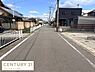 その他：前面道路が広く車の出し入れがしやすい印象です。周辺には住宅が整然と立ち並んでおり落ち着いた雰囲気が感じられます。歩道にはガードレールが整備されていて安心感があります。