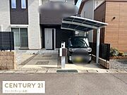 屋根付きの駐車場は雨の日も車をしっかり守ります。敷地内に設置されているので荷物の出し入れもスムーズです。門柱やフェンス付きでプライバシーにも配慮されています。アプローチ部分はモダンな印象です。