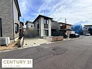 前面道路が広く車の出し入れがしやすい立地です。周囲は整然とした住宅街で落ち着いた雰囲気が感じられます。建物外観もシンプルで洗練されています。道路からの視認性が高くアクセスも便利です。