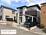 その他：明るい外観が魅力的な戸建住宅です。カーポート付きでお車も安心して駐車できます。落ち着いた住宅街に位置しゆったりとした敷地が広がっています。建物のデザインはシンプルで周囲に調和しています。