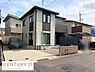 その他：スタイリッシュな外観が印象的な住宅です。2階建てで広々とした駐車スペースが設けられています。カーポート付きで雨の日も安心して車の出し入れが可能です。ゆとりある敷地配置が魅力的です。