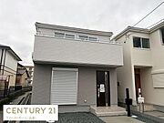 シンプルで洗練されたデザインの外観が魅力的です。バルコニーの存在感もあり街並みに調和しています。玄関まわりもすっきりした印象です。無駄のないフォルムが特徴です。