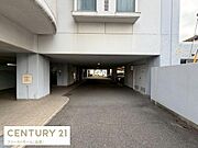 建物の下に設けられた駐車場は天候の影響を受けにくい造りです。広めのスペースが確保されており車の出入りがしやすい印象です。敷地内に駐車場があるため日常の利便性を感じられます。