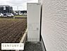 その他：住まいの一角に設置されている給湯器です。外観の壁面にすっきりと収まり操作パネルやメンテナンス情報も確認しやすい設計となっています。外からのアクセスも便利なので日常の管理がスムーズに行えます。