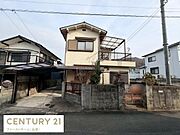 シンプルな外観が特徴的で周囲の住宅と調和した落ち着いたデザインです。広々としたバルコニーも備えられており陽当たりが良好です。駐車スペースも確保されており利便性も感じられます。