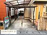 駐車場：カーポート付きの駐車場が玄関横に配置されており車の出し入れもしやすい作りです。雨の日でも濡れにくい設計となっています。玄関までの動線が短く利便性が考慮されています。屋根付きのため車も安心です。
