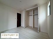 白を基調としたシンプルな内装が特徴の子供部屋です。大きめのクローゼットが備わっており収納スペースが充実しています。明るい窓から自然光が差し込むため室内が開放的に感じられます。