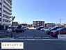 駐車場：広々としたスペースが確保され車の出し入れもしやすい駐車場です。敷地内には複数台分の区画が整備されています。整然と配置された駐車スペースが印象的です。周囲は見通しが良く安心してご利用いただけます。