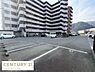 駐車場：敷地内に広々とした駐車場が確保されています。複数台の車も駐車できるスペースが魅力です。マンション建物に隣接しているため移動も便利です。停めやすいレイアウトとなっています。
