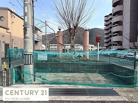 周辺には住宅やマンションが立ち並び利便性を感じられるエリアです。前面道路も広く見晴らしが良いのが特徴です。敷地は整った形状で活用しやすい印象です。