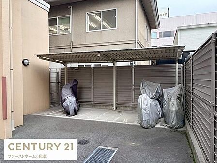 屋根付きのスペースがあり天候に左右されずに利用できます。周囲はフェンスで囲まれておりプライバシーにも配慮されています。出入り口も広く取られているため車両の出し入れがしやすく便利です。