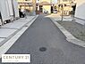 その他：前面道路は舗装されており周囲には住宅が整然と並んでいます。駐車スペースも確保されており利便性が感じられます。落ち着いた住宅街の現地写真です。車両の出入りもスムーズに行えます。