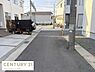 その他：前面道路は舗装されており周辺には新しい住宅が並んでいます。電柱の設置や歩道の整備も確認できます。全体的に落ち着いた住宅街の様子が感じられます。道路幅も確保されており安心して通行できます。