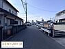 その他：前面道路は見通しが良く車の進入もスムーズです。周辺には住宅が並び落ち着いた雰囲気となっています。道路幅が十分に確保されているため車の通行や駐車も安心できます。両側に建物が整然と並んでいます。
