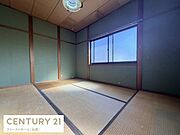 和室ならではの落ち着いた雰囲気が特徴です。和の趣を感じられる壁と天井が魅力です。大きな窓からしっかりと採光が入ります。畳敷きで季節ごとの快適さが楽しめます。