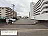 駐車場：敷地内に駐車場がありお車をお持ちの方にも便利です。周囲が広々としているので車の出し入れも容易です。アパートやマンションも近くにあり住環境と調和しています。シンプルな舗装で清潔感があります。