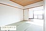 和室：和室ならではの落ち着いた雰囲気が広がる空間です。スッキリとしたデザインで使いやすく隣の洋室とつながり開放感も感じられます。引き戸の仕切りで使い分けができ様々な用途に対応しています。