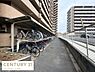 その他：自転車置き場が敷地内に整備されており屋根付きで雨の日も安心です。広々としたスペースが確保され通路も余裕があります。建物と一体化したデザインで利用しやすいです。