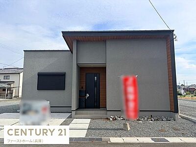 外観:シンプルで洗練されたデザインの外観です。直線的なフォルムが特徴的でモダンな印象を与えます。落ち着いた色合いが周囲と調和しています。広々とした前面スペースも確保されています。 外観:シンプルで洗練されたデザインの外観です。直線的なフォルムが特徴的でモダンな印象を与えます。落ち着いた色合いが周囲と調和しています。広々とした前面スペースも確保されています。