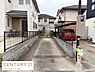 駐車場：住居横に設けられた駐車場で車の出し入れがしやすいスペースです。フェンス付きで安心感があります。舗装もされており車を清潔に保ちやすい環境です。隣家との距離もしっかり確保されています。