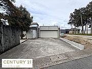 広々とした駐車スペースが確保されています。前面道路からの出入りもしやすい造りです。コンクリート舗装でお手入れも簡単です。ガレージ付きで多様な車種に対応可能です。
