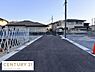 その他：現地の前面道路は舗装されており落ち着いた雰囲気が感じられます。建物の外観や周囲の住宅も確認でき周辺の様子も一目でわかります。