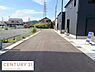 その他：舗装された前面道路が分かりやすく車の出入りもスムーズに行えます。周囲は住宅が立ち並び整然とした街並みが感じられます。幅広い道路設計でゆとりある空間が確保されています。建物との間隔も十分取られています。