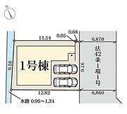 道路に面した区画配置で駐車スペースがしっかり確保されています。敷地の形がシンプルで使いやすいレイアウトです。敷地の周囲には余裕があり建物と駐車スペースが分かりやすく記載されています。