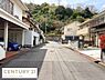 その他：前面道路が広く車の出入りもスムーズに行えます。周囲には緑が豊かで静かな住環境が広がっています。周辺住宅も整然と並んでおりゆったりとした雰囲気が感じられます。舗装状態も良好です。