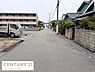 その他：前面道路は幅員があり車の通行もスムーズに行えます。周囲には住宅が立ち並び落ち着いた雰囲気が広がっています。歩道や電線も整備されており見通しの良い道路です。全体的に清潔感が感じられる現地環境です。