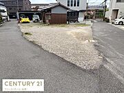 前面道路が広く車の出入りもしやすい現地土地写真です。周囲は住宅が立ち並ぶ落ち着いた雰囲気です。建築プランが立てやすい整形地です。通行やアクセスにも便利な立地です。