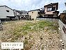 外観：現地土地写真から平坦な地勢が確認できます。周囲は住宅に囲まれており落ち着いた街並みです。敷地は整然としており建築計画が進めやすい状態です。道路にも接してアクセスが良好です。