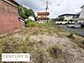 外観：現地土地写真からゆとりあるスペースが特徴的です。周囲には住宅が立ち並び道路へのアクセスも良好です。建築や利用計画が立てやすい形状となっております。日当たりを確保しやすい立地です。