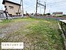 外観：現地土地写真から確認できる広々とした敷地が魅力です。アクセスしやすい道路に面しており開放感があります。周囲には住宅や施設が整っています。通行量も把握しやすい立地です。