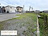 外観：現地土地写真から広々とした敷地が確認できます。周囲は整然とした住宅が立ち並び整地の状態も良好です。周辺は落ち着いた雰囲気で見通しの良い環境が特徴です。角地に近い形状で分かりやすい立地となっています。