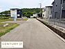 その他：現地からの眺望は開放感のある道路沿いで周囲には住宅が整然と並んでいます。奥には緑豊かな景色が広がり静かな環境が伝わってきます。視界を遮るものが少なく広がりを感じられます。