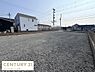 外観：広々とした敷地が特徴でゆとりある印象を与えます。前面道路も整備されており車の出入りもスムーズです。角地に位置しているため開放感があります。周囲は落ち着いた雰囲気です。