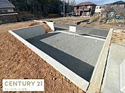 基礎工事が完了しておりすぐに建築が始められる状態です。周囲は整然とした環境で落ち着いた住まいづくりが可能です。日当たりの良さが印象的で幅広いプランに対応できます。