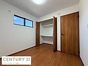 ナチュラルな木目調の床と扉が調和した明るい雰囲気の子供部屋です。クローゼットには棚も備えられており収納も便利です。窓からの採光で室内がすっきりとしています。