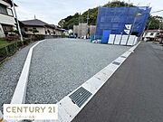 広々とした敷地が特徴の外観です。落ち着いた住宅街に位置し車の出入りもしやすい道路に面しています。シンプルですっきりとした印象で周囲と調和した立地となっています。