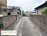 その他：現地前面道路は両側にブロック塀が整然と並び落ち着いた雰囲気が感じられます。道路幅も住宅地として適度で周囲の建物と調和した街並みが魅力的です。前面道路の舗装状態も良好で生活しやすい環境が整っています。
