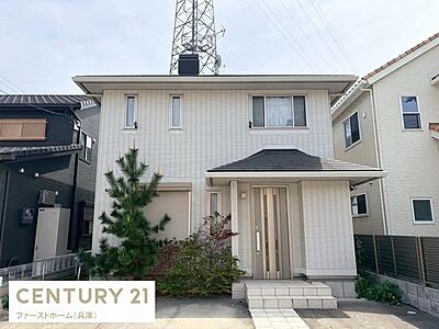 外観:シンプルで整ったデザインの外観が印象的です。落ち着いた色合いが周囲と調和しています。前面には植栽がありアクセントになっています。ゆとりのある玄関アプローチも魅力的です。外壁の素材感が上品です。 外観:シンプルで整ったデザインの外観が印象的です。落ち着いた色合いが周囲と調和しています。前面には植栽がありアクセントになっています。ゆとりのある玄関アプローチも魅力的です。外壁の素材感が上品です。